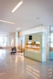 un hall avec une vitrine de pâtisseries dans l'établissement Ramada Plaza by Wyndham Suwon, à Suwon