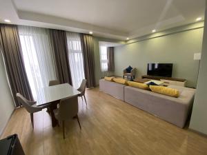 Cot Hotel (ቆጥ ሆቴል) في أديس أبابا: غرفة معيشة مع أريكة وطاولة