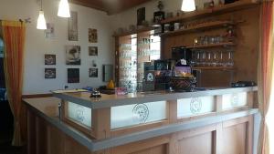 eine Bar in einem Restaurant mit einer Theke in der Unterkunft Hotel Sonnenhof in Cham