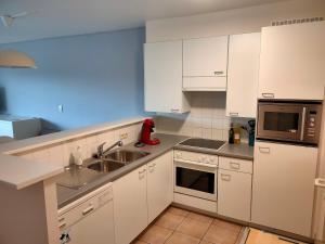 Kuchyň nebo kuchyňský kout v ubytování Zongericht appartement met zicht op de jachthaven