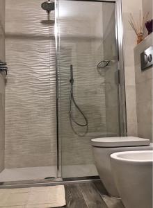 ein Bad mit einer Dusche, einem WC und einem Waschbecken in der Unterkunft Lanterna Room&Breakfast in Carpi