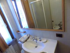 La salle de bains est pourvue d'un lavabo et d'un miroir. dans l'établissement Casa Nuccia gentili david, à Marina di Massa