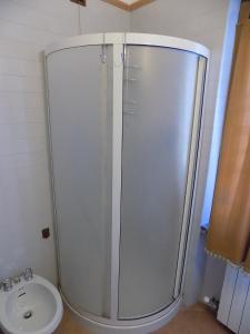 um chuveiro na casa de banho com um WC e um lavatório em Casa Nuccia gentili david em Marina di Massa