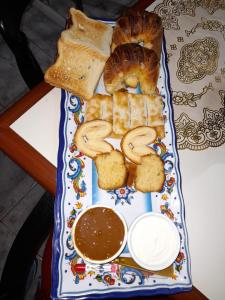 una bandeja de pan y salsas en una mesa en León Imperial en Buenos Aires