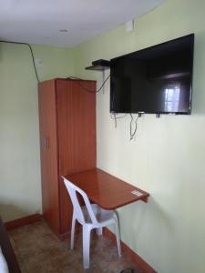 TV a/nebo společenská místnost v ubytování Crown Hotel Kericho