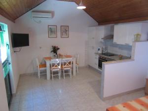 kuchnia i jadalnia ze stołem i krzesłami w obiekcie Holiday Home Oliva w Bol