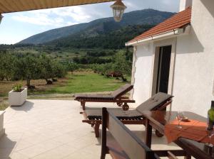 patio ze stołem i widokiem na góry w obiekcie Holiday Home Oliva w Bol