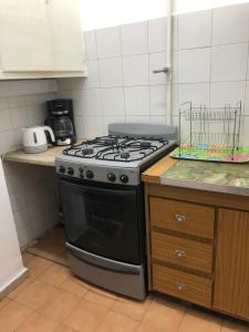 een keuken met een kookplaat en een oven bij San Telmo Easy in Buenos Aires
