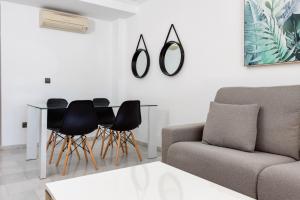 salon z kanapą, stołem i krzesłami w obiekcie 1st Line Mascarat Beach - Solarium Terrace & Pool w Altei