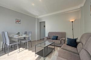 sala de estar con sofá y mesa en 036 - Sierramar 001 - comfortHOLIDAYS, en Santa Pola