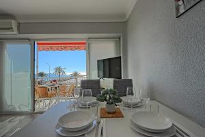comedor con mesa y vistas al océano en 036 - Sierramar 001 - comfortHOLIDAYS, en Santa Pola
