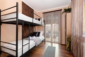 een slaapkamer met 2 stapelbedden in een kamer bij Anita in Boedapest