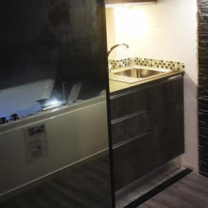 uma casa de banho com um lavatório e uma banheira em Suite pour les Amoureux_Val d'Europe Disney em Coupvray