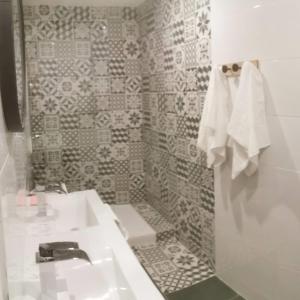 bagno con lavandino bianco e servizi igienici di Suite pour les Amoureux_Val d'Europe Disney a Coupvray