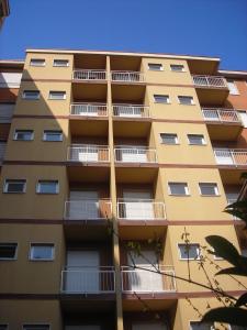 d'un grand bâtiment avec des balcons sur le côté. dans l'établissement Residence Giusti 6, à Milan