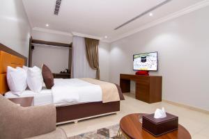 a hotel room with a bed and a tv at ال متعب سويتس الفلاح 3 in Riyadh