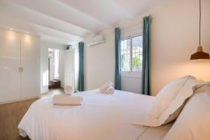 A bed or beds in a room at Violeta Boutique