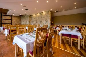 Restoran või mõni muu söögikoht majutusasutuses Hotel Sunce Vlašić