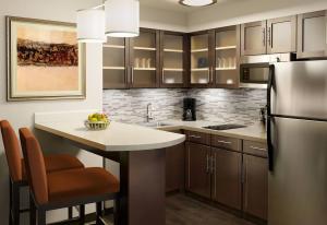 Dapur atau dapur kecil di Staybridge Suites Bismarck, an IHG Hotel