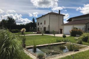 Foto da galeria de Le Hameau du Buron - "Le Petit Buron" - Option SPA em Eyzin-Pinet