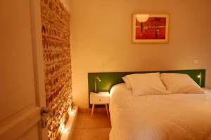 Säng eller sängar i ett rum på Le Hameau du Buron - "Le Petit Buron" - Option SPA