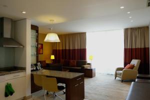 Area soggiorno di Staybridge Suites Beirut by IHG