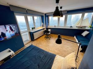Televízia a/alebo spoločenská miestnosť v ubytovaní Super Apartament BLUE Ścisłe Centrum Dwie Linie Metra Netflix WiFi 300 Mbs Panorama Miasta