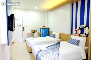 Dos camas en una habitación con una pelota de fútbol en la pared en THE SEAPORT Hotel โรงแรมเดอะซีพอร์ต en Samut Sakhon