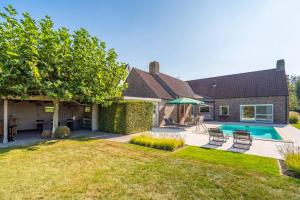 Gallery image of Villa with heated swimming pool, sauna and garden in Damme