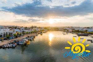 een uitzicht op een rivier met boten in het water bij Pegada By Algartur in Tavira