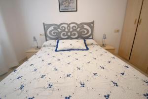 カンブリルスにあるCasa Rosales 5のベッドルーム1室(青い花が咲く大型ベッド1台付)