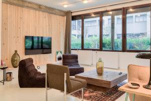 Μια τηλεόραση ή/και κέντρο ψυχαγωγίας στο Artist and Design Loft - 10 Guests - 5 Min From Metro