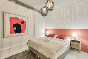 ein Schlafzimmer mit einem Bett und einem Wandgemälde in der Unterkunft Artist and Design Loft - 10 Guests - 5 Min From Metro in Paris