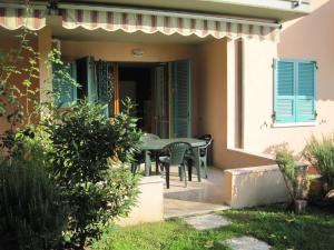 a patio with a table and chairs on a house at APARTMENT ORTENSIA - Regarda Travel in Lazise