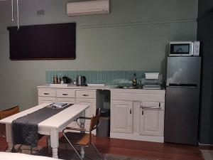 Dapur atau dapur kecil di Emmaus Double Room +7 gambar
