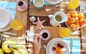 Možnosti snídaně pro hosty v ubytování Elefthia Syros Junior Suite