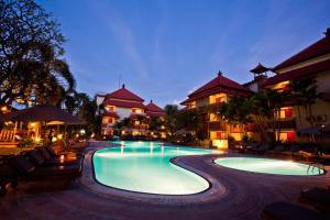 
Het zwembad bij of vlak bij White Rose Kuta Resort, Villas & Spa
