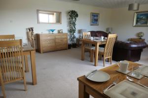 - un salon avec un canapé et une table dans l'établissement Tigh na Sith, à Lochinver