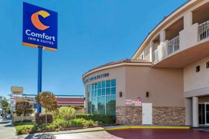 a building with a sign for a comfort inn and suites at Comfort Inn & Suites Near Universal - North Hollywood – Burbank in Los Angeles