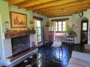 a living room with a fireplace and a couch at Ventanas al Jardín in San Carlos de Bariloche