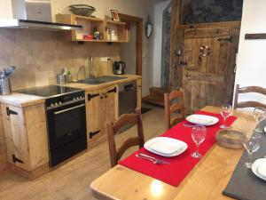 cocina con mesa de madera y comedor en La Lauze village house in Clarée Valley 4P, en Val-des-Prés