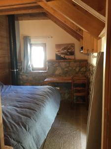 1 dormitorio con cama y ventana en La Lauze village house in Clarée Valley 4P, en Val-des-Prés