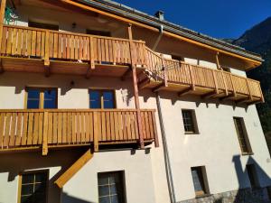 un edificio con balcones de madera en La Lauze village house in Clarée Valley 4P, en Val-des-Prés