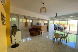 Posezení v ubytování Charmant appartement avec piscine + 6 fotografií