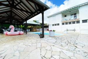 Зображення з фотогалереї помешкання Charmant appartement avec piscine у місті Ле-Роберт
