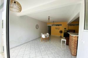 Кухня або міні-кухня у Charmant appartement avec piscine