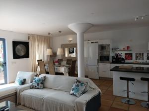 sala de estar con sofá y cocina en Villa AMALIA, en Costa Calma