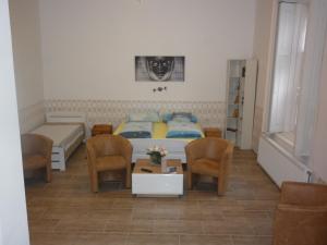 1 dormitorio con 1 cama, 2 sillas y mesa en Szép-Lak Makó, en Makó