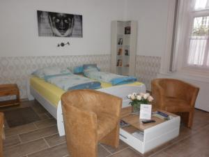 マコーにあるSzép-Lak Makóのベッドルーム1室(ベッド1台、テーブル、椅子付)