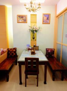 une salle à manger avec une table et deux bancs dans l'établissement Spring Garden Homestay, à Hualien